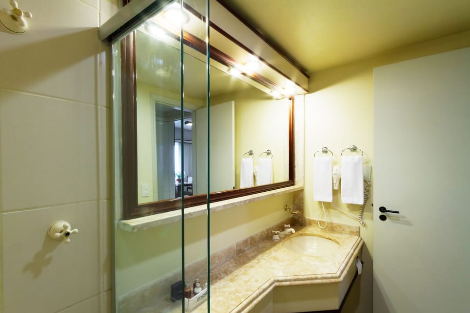 Shower, rainfall showerhead, free toiletries, hair dryer