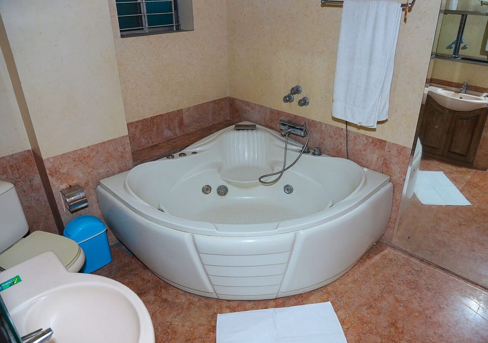 Basic Single Room, Shared Bathroom | Bathroom | Deep soaking tub, hydromassage showerhead, free toiletries, towels