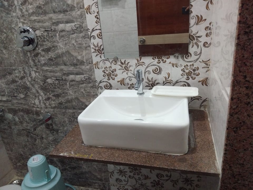 Deluxe Double Room (Non AC) | Bathroom | Shower, rainfall showerhead, free toiletries, bathrobes