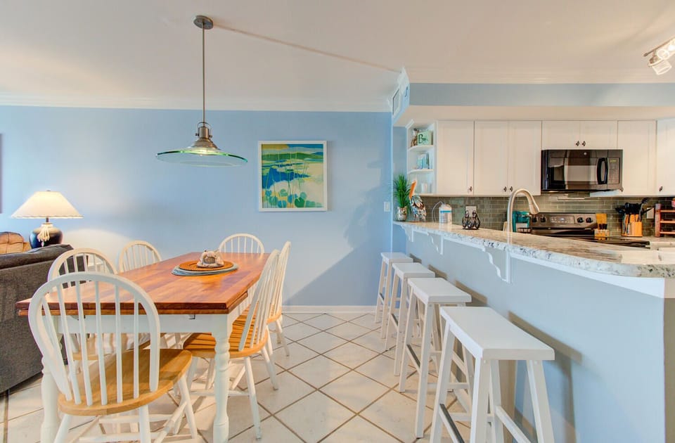 Dining and eat-in bar seating