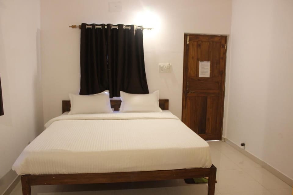 Standard Room | Desk, free WiFi, bed sheets