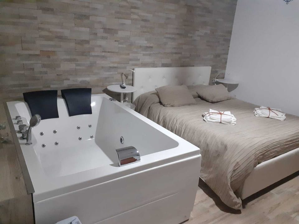 Romantic Studio Suite, Jetted Tub | Free WiFi, bed sheets