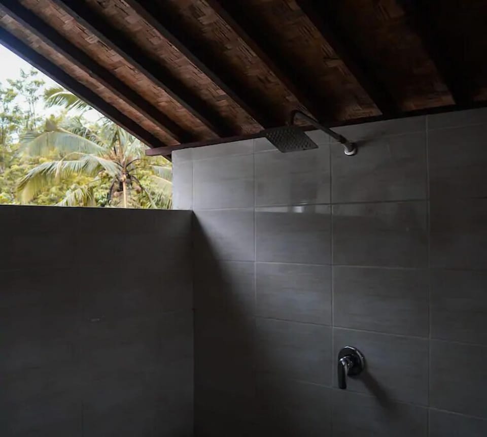Standard Room | Bathroom shower