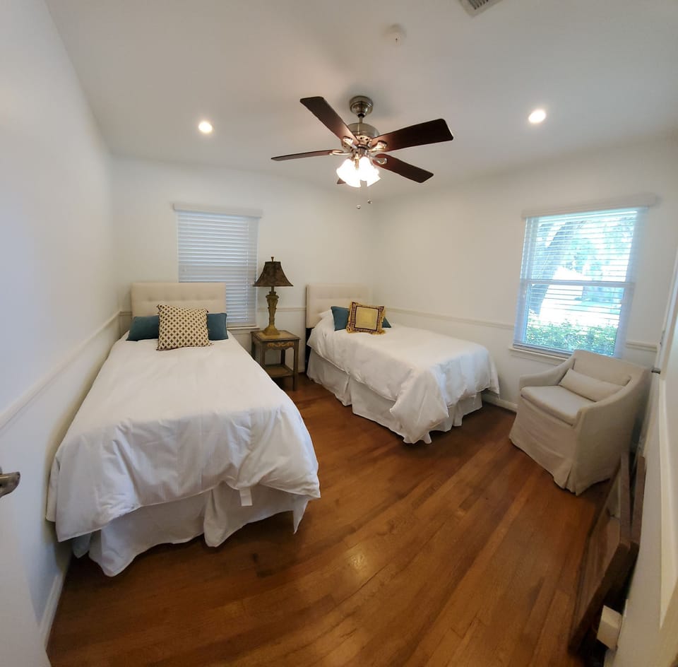 Bedroom #2 with twin beds