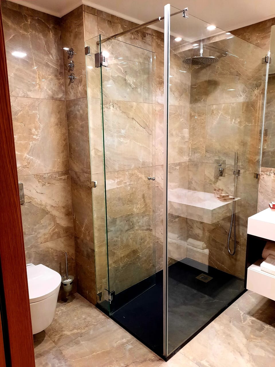 Superior Twin Room | Bathroom shower