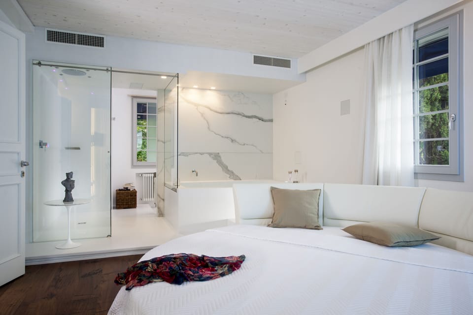 Deluxe Suite, 1 Bedroom, Hot Tub, Annex Building | Minibar, in-room safe, individually decorated, individually furnished