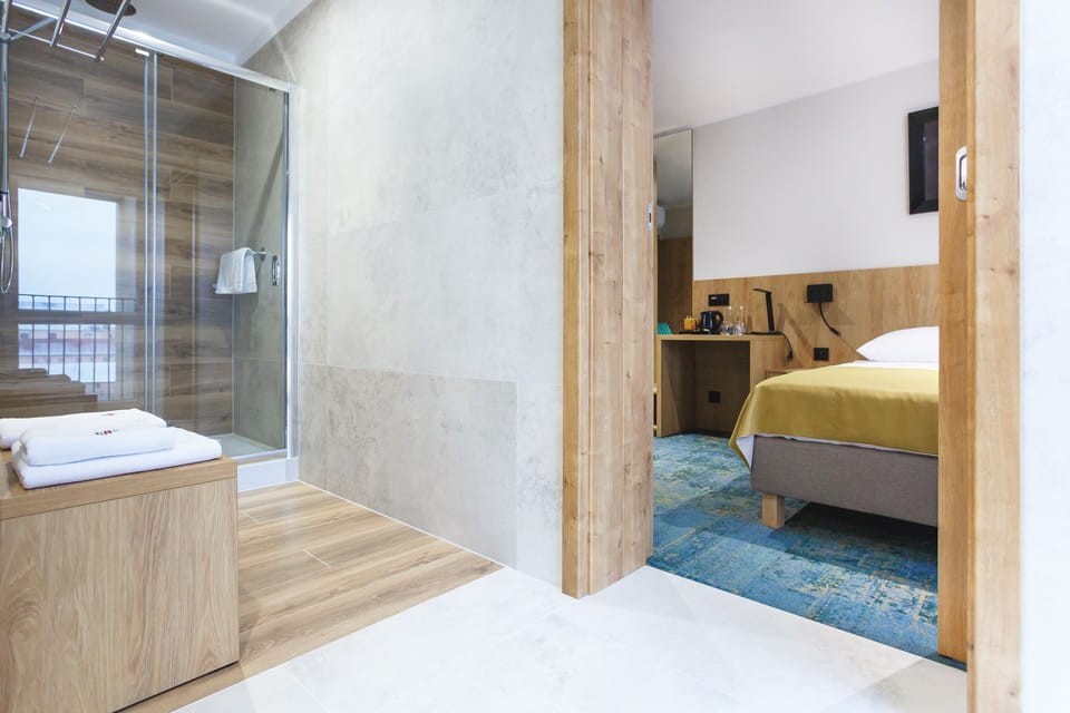 Business Double Room, 1 Queen Bed | Bathroom | Separate tub and shower, hair dryer (on request), towels
