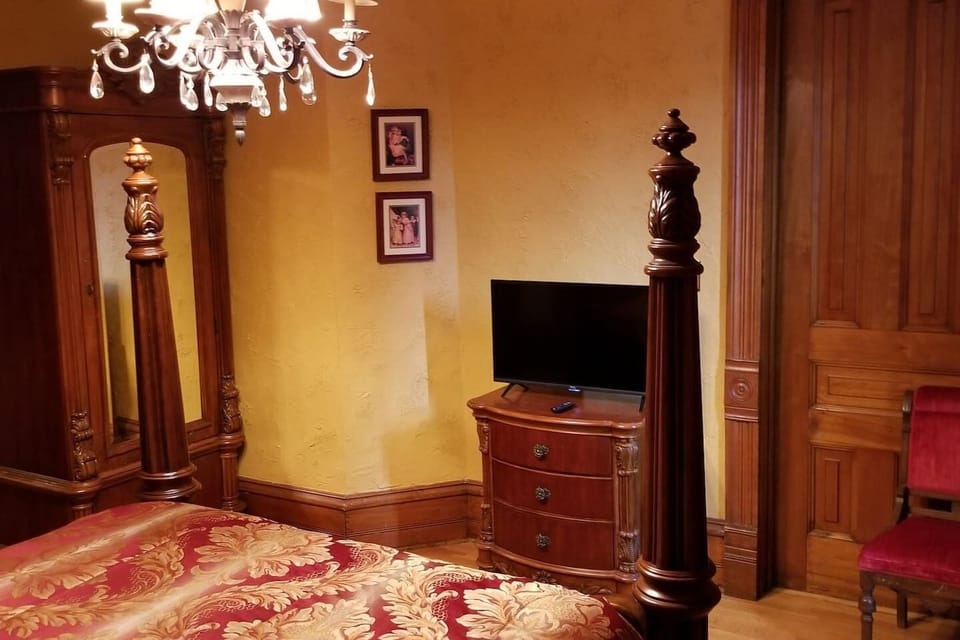 Gold Suite - Wardrobe, Dresser and TV