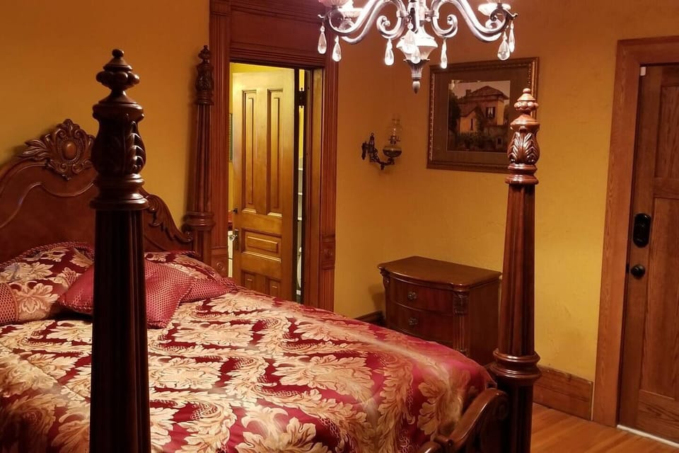 Gold Suite - Door to Private Bathroom