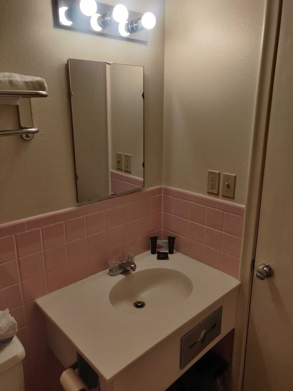 Combined shower/tub, free toiletries, hair dryer, towels
