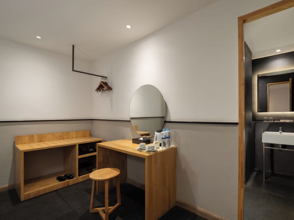 Deluxe Room | In-room safe, iron/ironing board (on request), WiFi (free), bed sheets