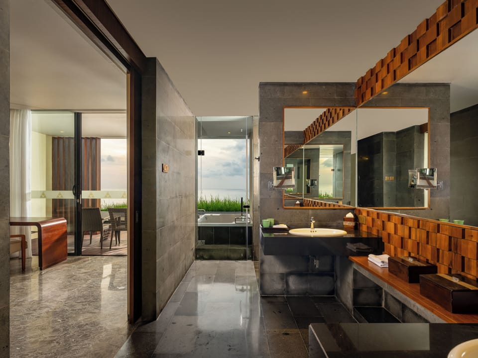 Horizon Suite | Bathroom | Separate tub and shower, jetted tub, free toiletries, hair dryer