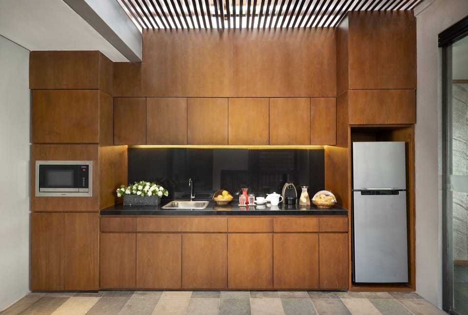 Minibar, in-room safe, desk, iron/ironing board
