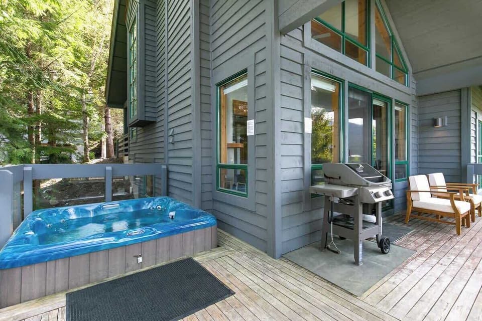 - Outdoor deck with bubbling hot tub and BBQ grill for evenings in nature  
- Surrounded by evergreens with mountain air and forest serenity  
- Ideal space for unwinding after hiking or skiing adventures  