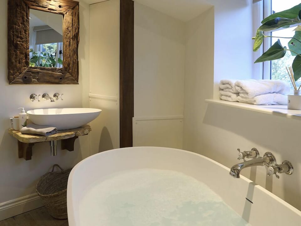 Superior Cottage, Ensuite, Courtyard View (Sofa Bed) | Bathroom | Free toiletries, hair dryer, bathrobes, towels