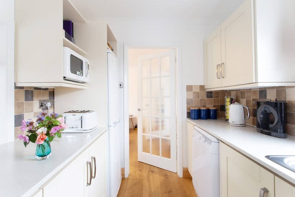 kitchen leading into lounge