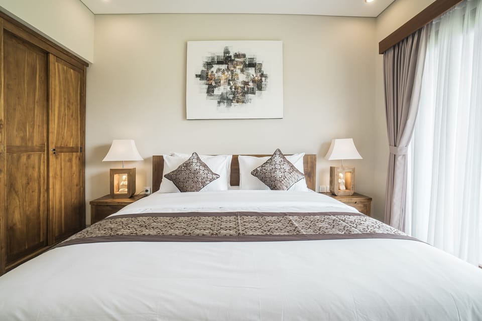 Deluxe Room, Ground Floor | Minibar, desk, soundproofing, free WiFi