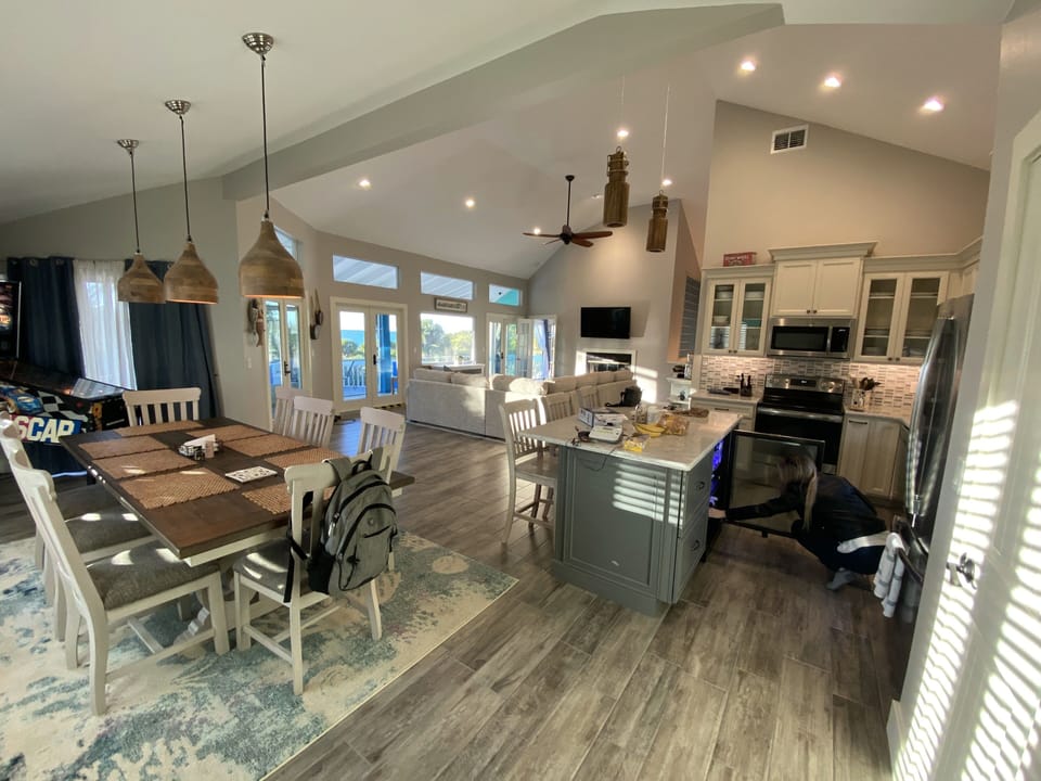 Great room 15 foot Vaulted Ceiling, Pinball Machine, Open kitchen, Gulf Views