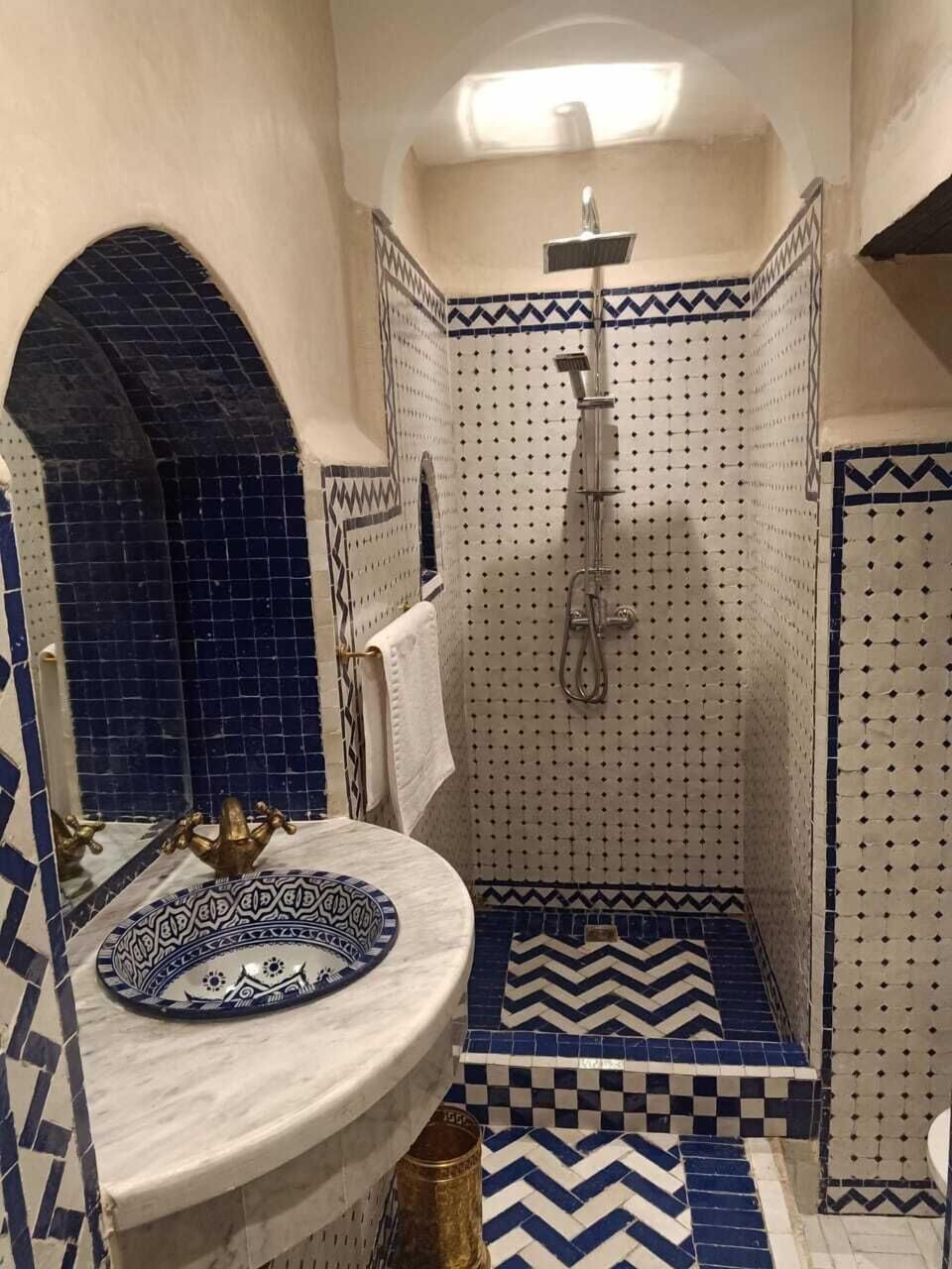Superior Double Room (Al-Ani) | Bathroom | Shower, rainfall showerhead, free toiletries, hair dryer