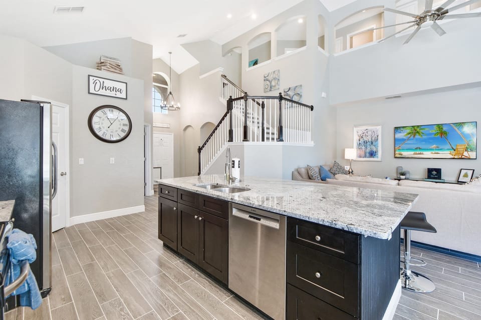 High End Porcelain Plank Flooring -- No Gross Carpeted Rooms!