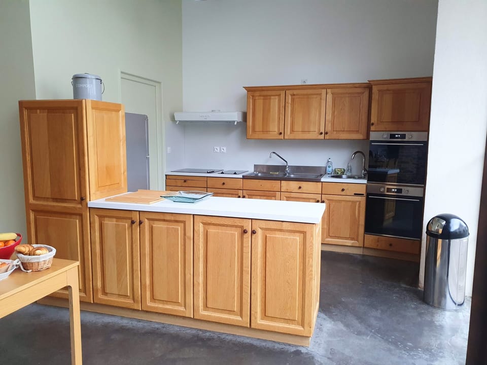 Full-size fridge, microwave, oven, stovetop