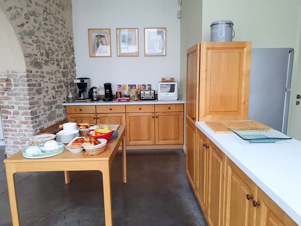 Full-size fridge, microwave, oven, stovetop