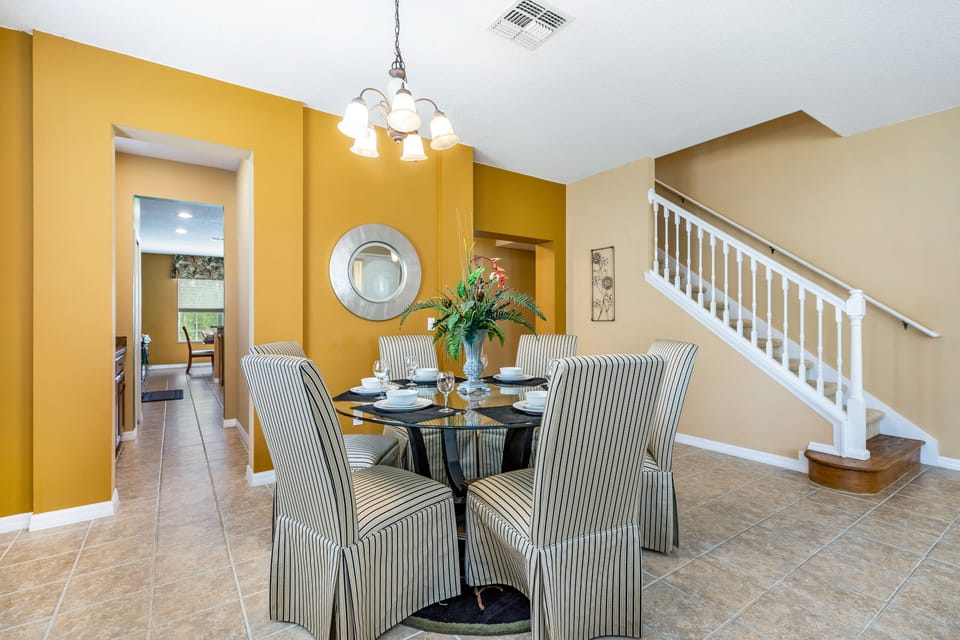 Fine dining space for an intimate gathering and conversation!