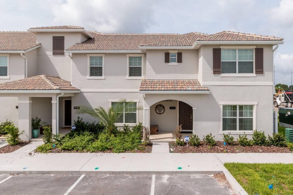 Townhouse corner unit/ Parking in front