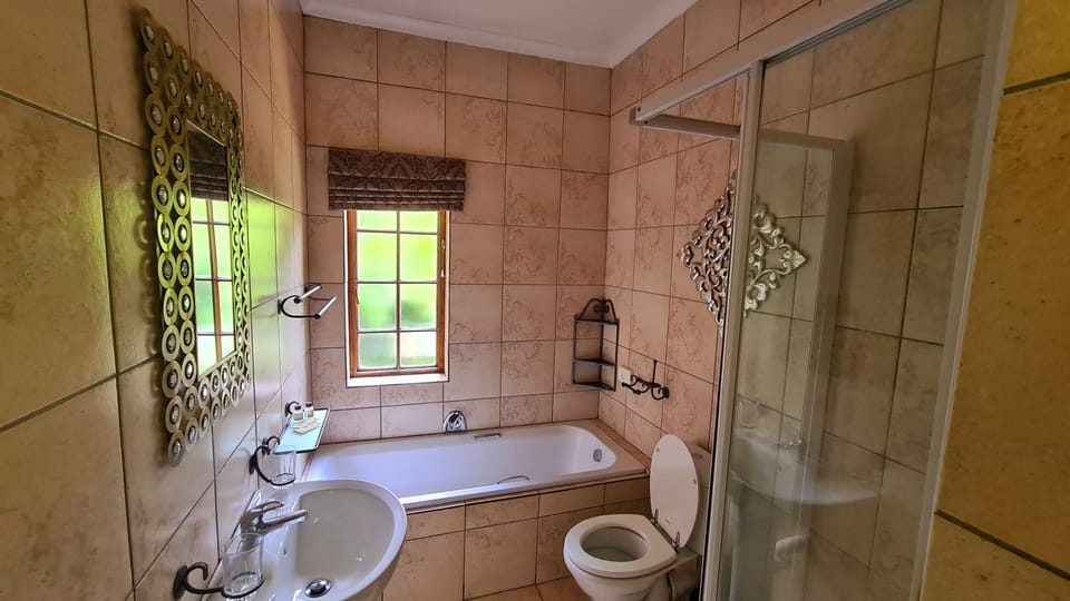 Family Suite | Bathroom | Free toiletries, hair dryer, towels