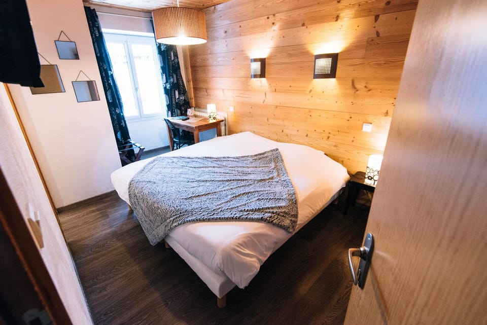 Double Room | Desk, free cribs/infant beds, free WiFi, bed sheets