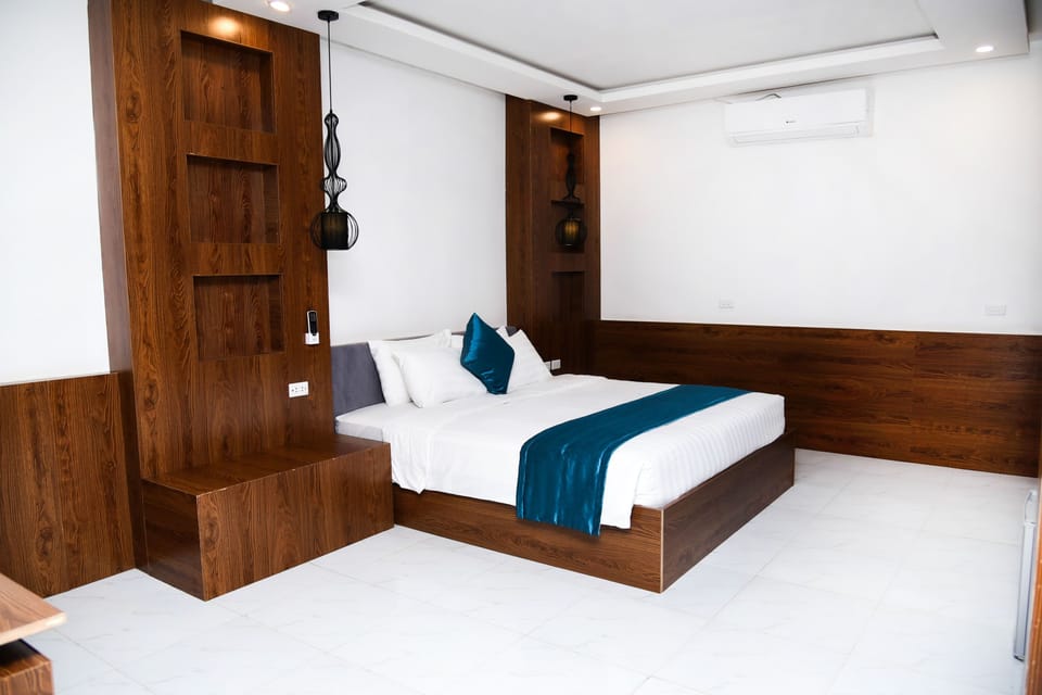 Deluxe Double or Twin Room | Minibar, in-room safe, blackout drapes, soundproofing