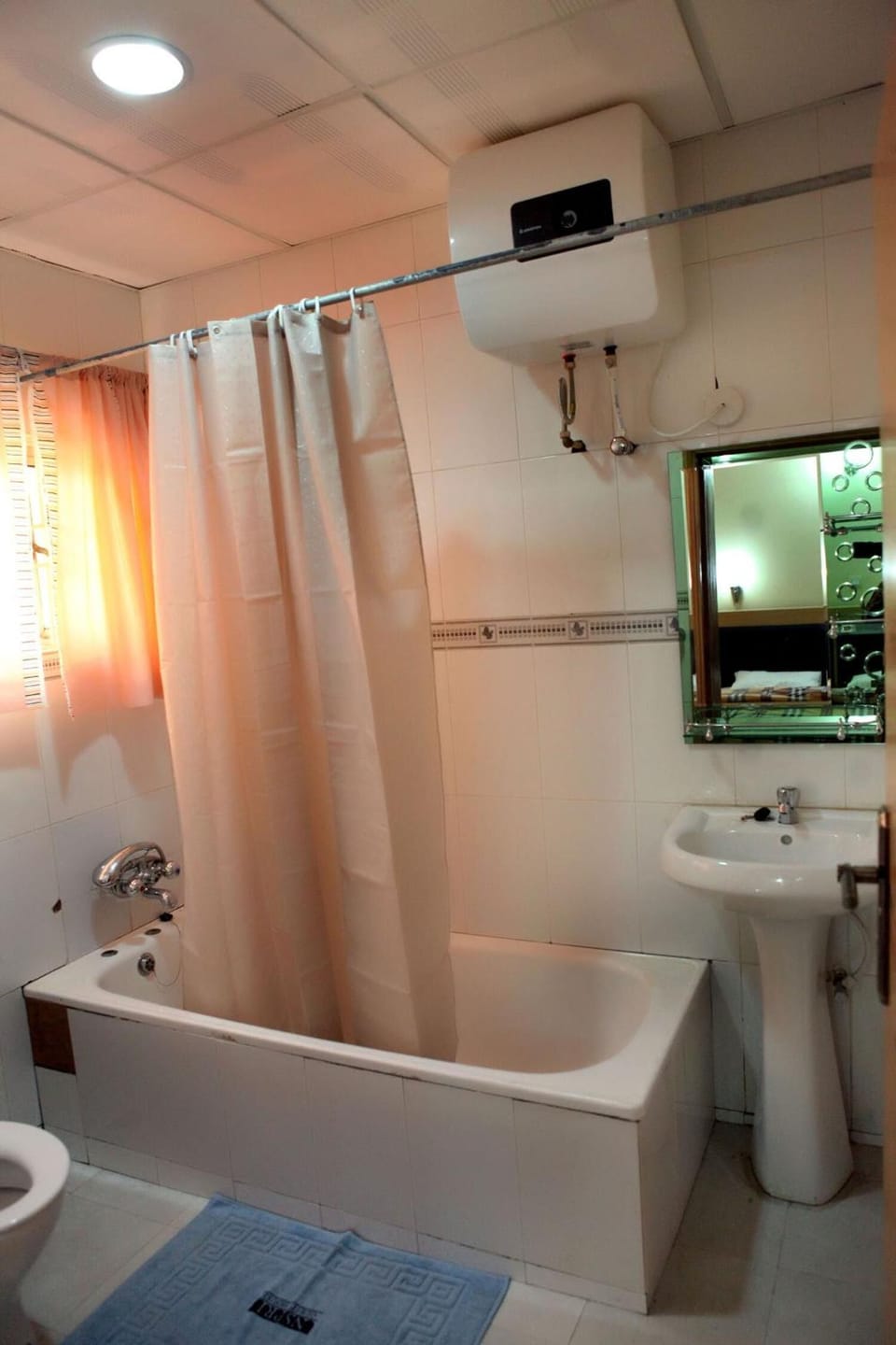 Combined shower/tub, free toiletries, towels, soap