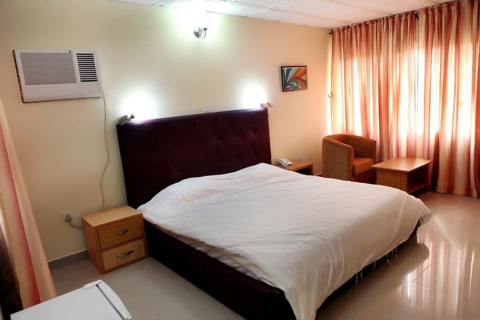 Standard Room | In-room safe, desk, laptop workspace, iron/ironing board