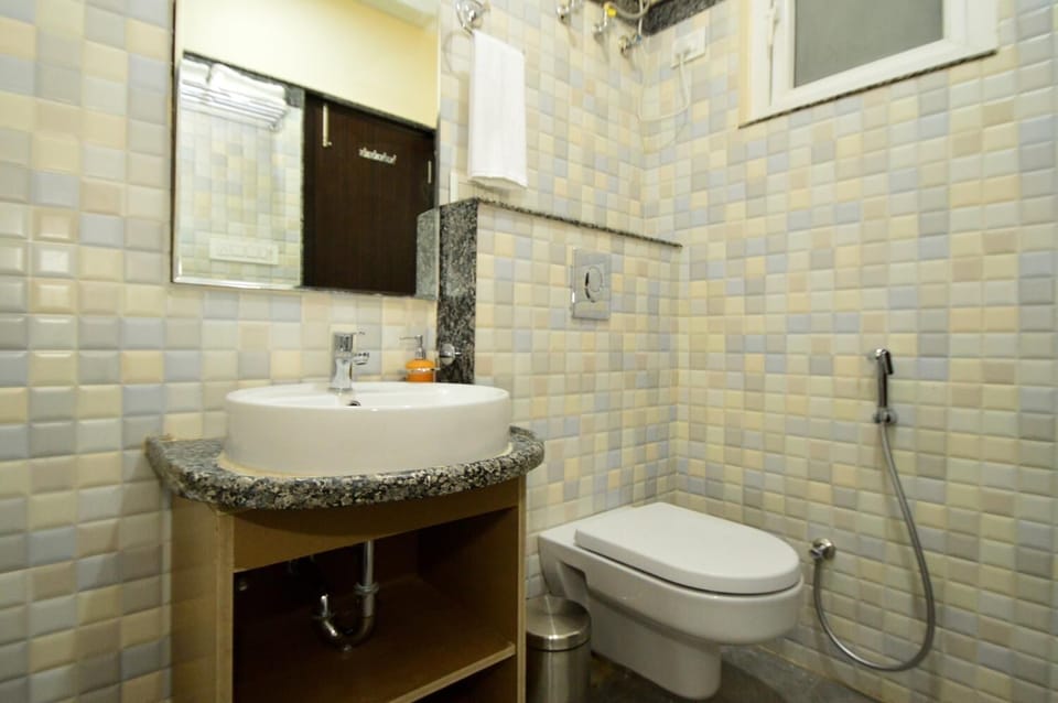 Shower, bidet, towels