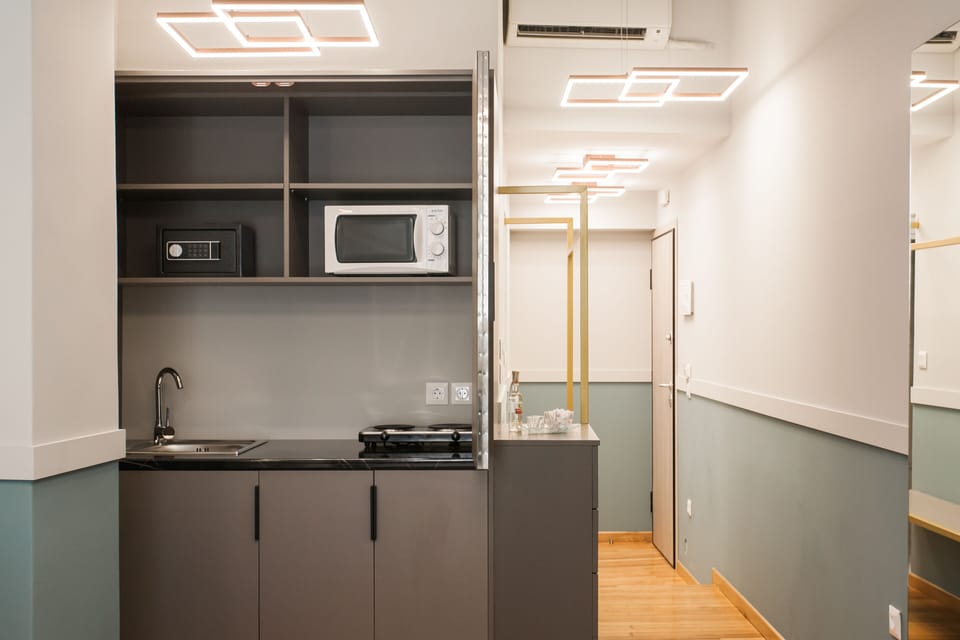 Deluxe Room (Stiles) | Private kitchenette | Mini-fridge, stovetop, espresso maker, coffee/tea maker