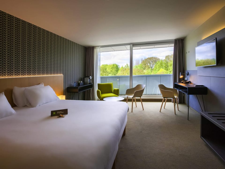 Junior Suite, 1 Double Bed | Select Comfort beds, desk, laptop workspace, blackout drapes