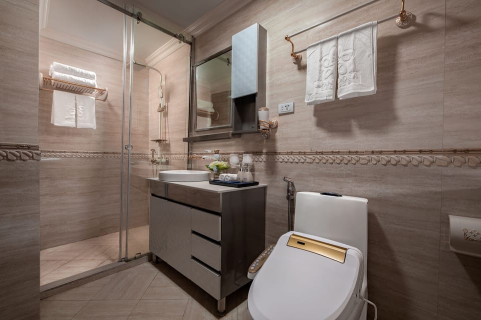 Shower, rainfall showerhead, free toiletries, hair dryer