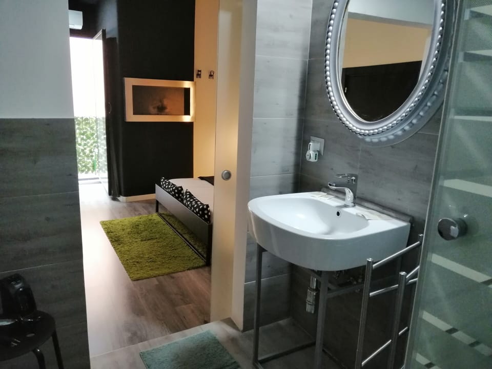 Deluxe Triple Room, Ensuite | Bathroom | Free toiletries, hair dryer, towels, soap