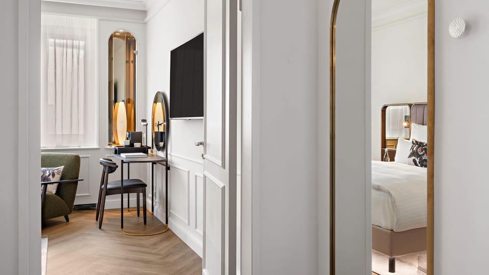 Suite, 1 King Bed | Hypo-allergenic bedding, in-room safe, desk, laptop workspace