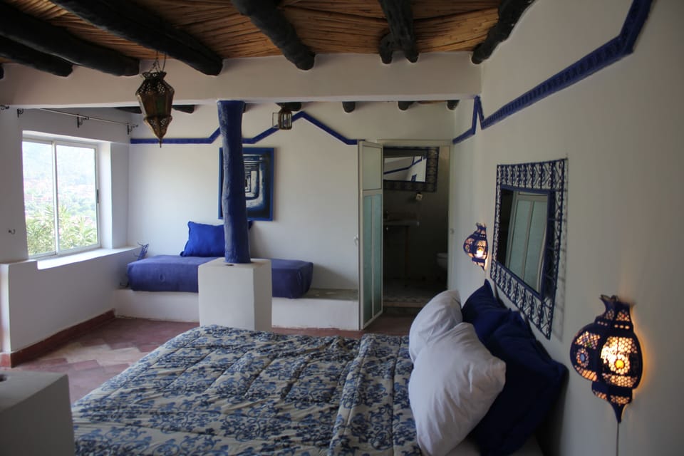 Luxury Suite | Blackout drapes, free cribs/infant beds, rollaway beds, bed sheets