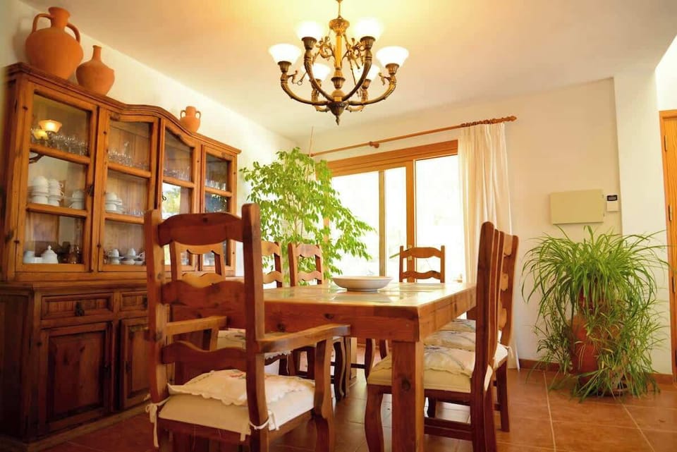 Spacious lounge with TV area, sofas, dining and even a bar 