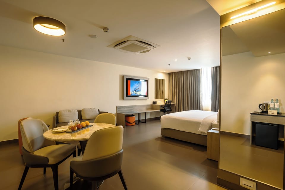King Room Disability Access | Hypo-allergenic bedding, minibar, in-room safe, desk