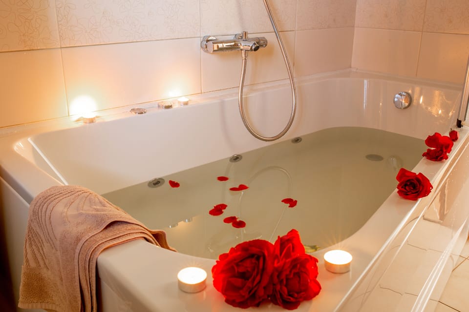 Deluxe Suite | Bathroom | Hair dryer, towels, soap, shampoo