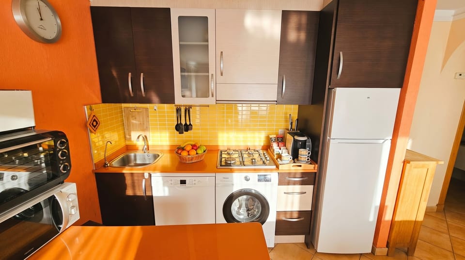 Full kitchen w/dishwasher. Just bring your appetite—we've got the rest covered🍽