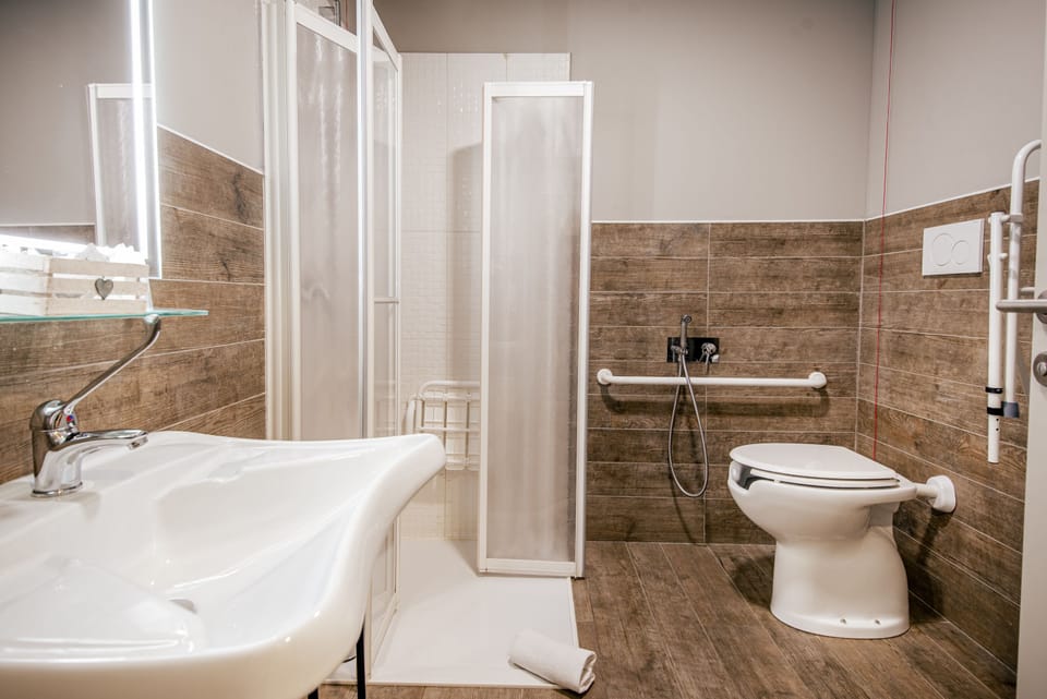 Double Room, Mobility Accessible | Bathroom | Free toiletries, hair dryer, bidet, towels