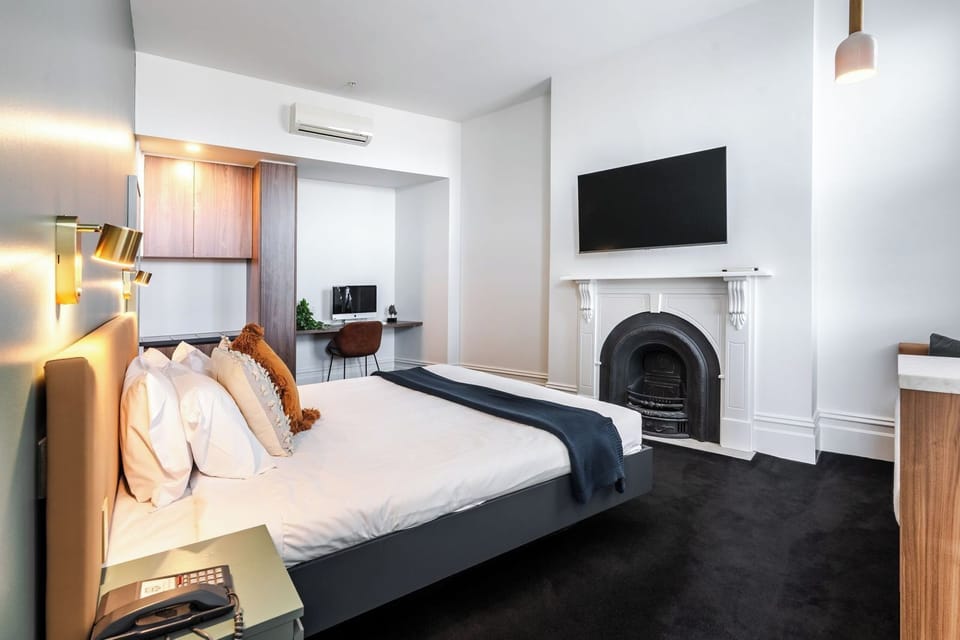 King Apartment | Egyptian cotton sheets, premium bedding, in-room safe, laptop workspace