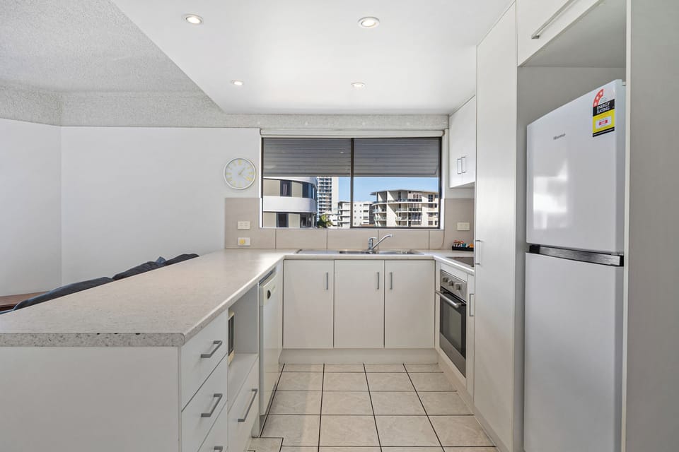 Full-size fridge, microwave, oven, stovetop