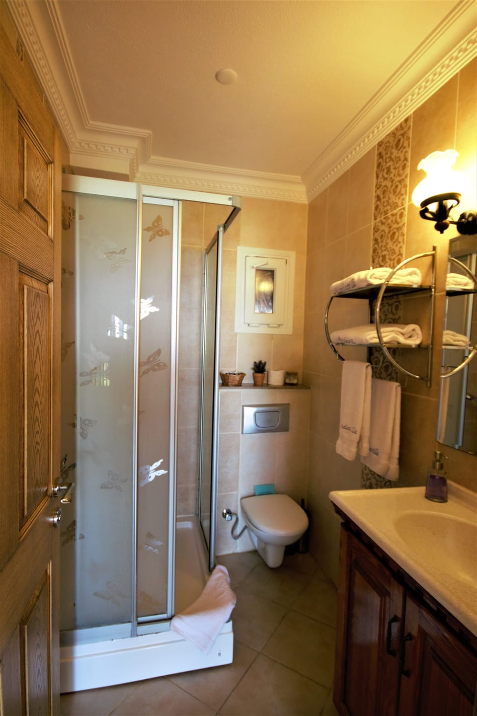 Bathtub, hair dryer, towels