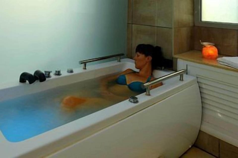 Couples treatment rooms, sauna, hot tub, hot springs, body treatments