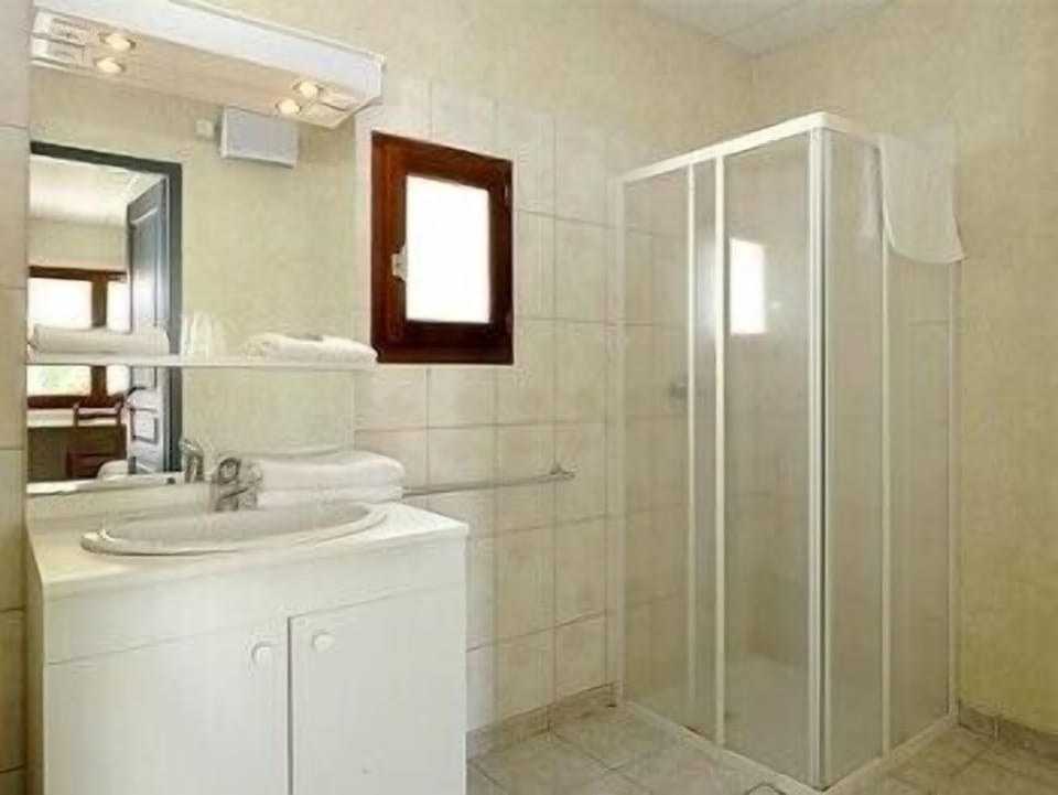 Standard Room | Bathroom | Free toiletries, hair dryer, towels
